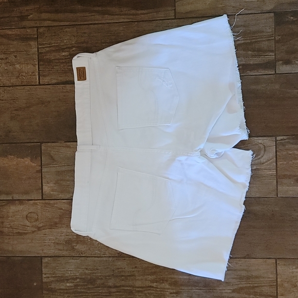 White Levi's Signature High Rise distressed shorts - Picture 6 of 6